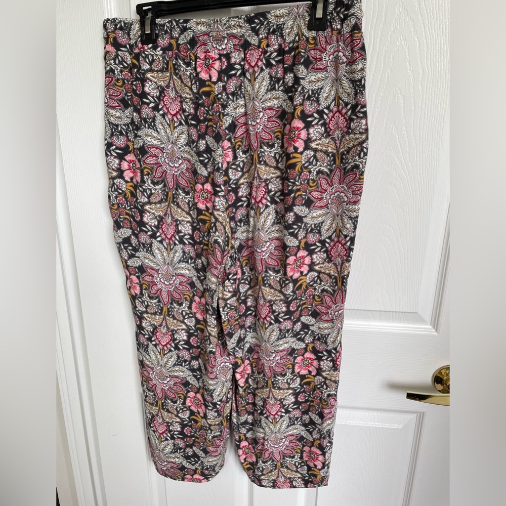 Loft size medium petite straight leg crop. Flora pattern.
